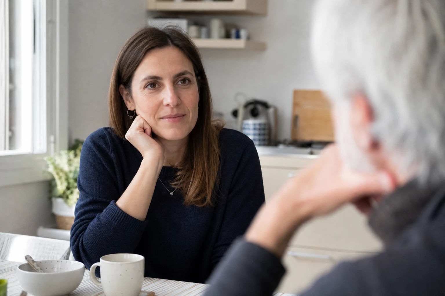 Persona che ascolta con calma durante una conversazione difficile